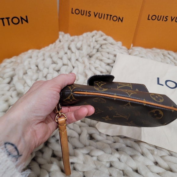 Louis Vuitton Partition Wristlet - Picture 8 of 10